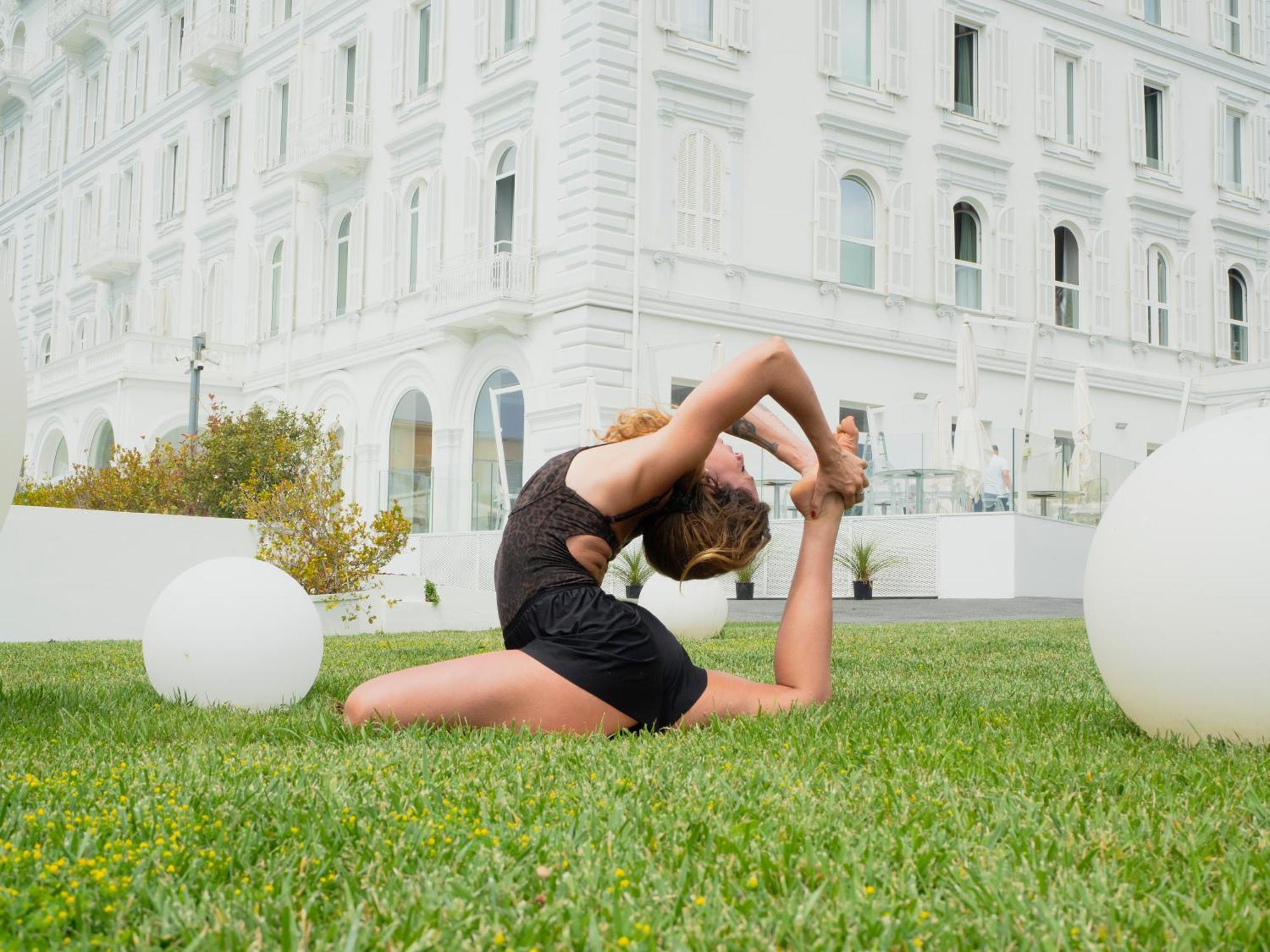 Miramare The Palace Resort Sanremo Exterior photo A contortionist