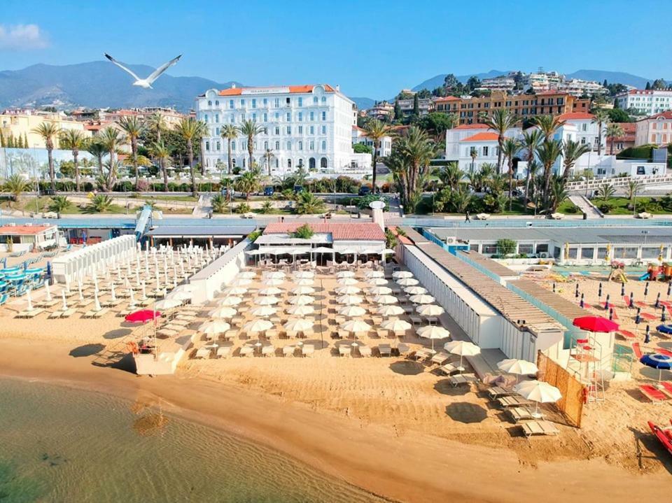 Miramare The Palace Resort Sanremo Exterior photo The beach of the hotel